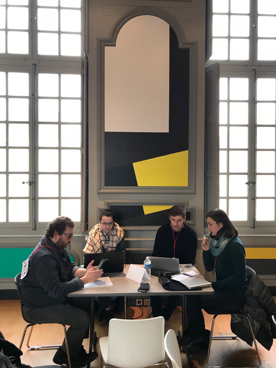 dill_up's tweet photo. Les groupes projets se sont réunis pour travailler, avec l’aide des experts digitaux qui sont venus leur prêter main forte aujourd’hui ! @dill_up #DiLLDay https://t.co/fmE1B4sNwG