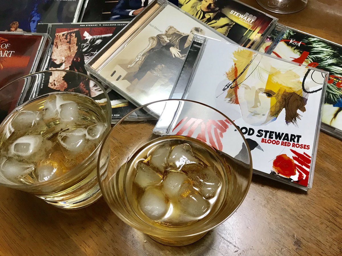 cinemamist's tweet photo. 今日は敬愛するSir Rod Stewart の74歳の誕生日。ウイスキー片手にロッドの曲聞くと、相変わらずの「俺はこれしたけど、お前何やってたんだ？」の声。また怒られている声聞こえたと思ったら、「無駄に過ごした時間は、次で取り戻せばいい」と言われた。 https://t.co/JvYvEw0Xwh