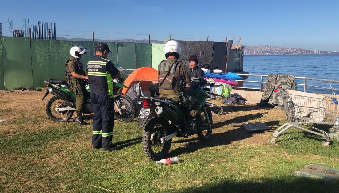 sciudadanavina's tweet photo. El municipio a través de los departamentos de @sciudadanavina  y Aseo, en conjunto con @Carabdechile realizan operativos de fiscalización a personas que ocupan espacios públicos de maneras ilegal en distintos puntos de la ciudad. @vinadelmar @cotyreginato #SEGURIDADVINA https://t.co/A6aLpzOIiy