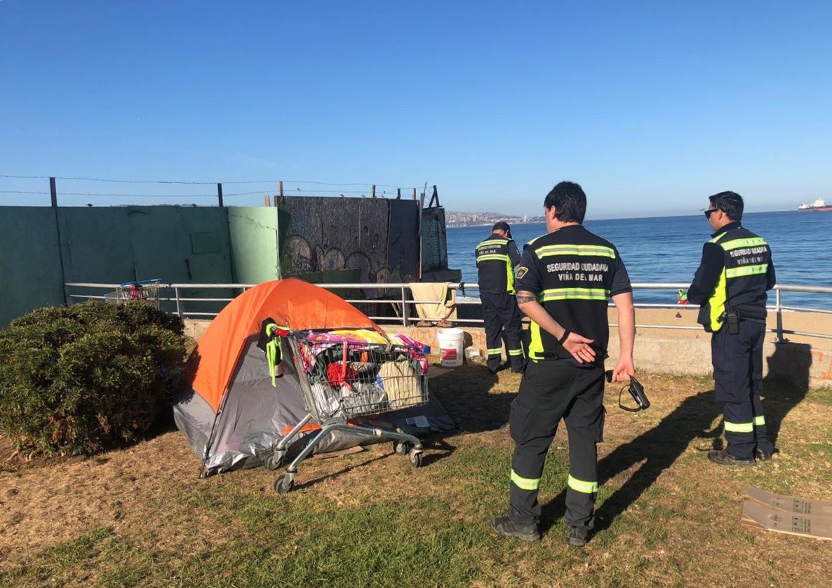 sciudadanavina's tweet photo. El municipio a través de los departamentos de @sciudadanavina  y Aseo, en conjunto con @Carabdechile realizan operativos de fiscalización a personas que ocupan espacios públicos de maneras ilegal en distintos puntos de la ciudad. @vinadelmar @cotyreginato #SEGURIDADVINA https://t.co/A6aLpzOIiy