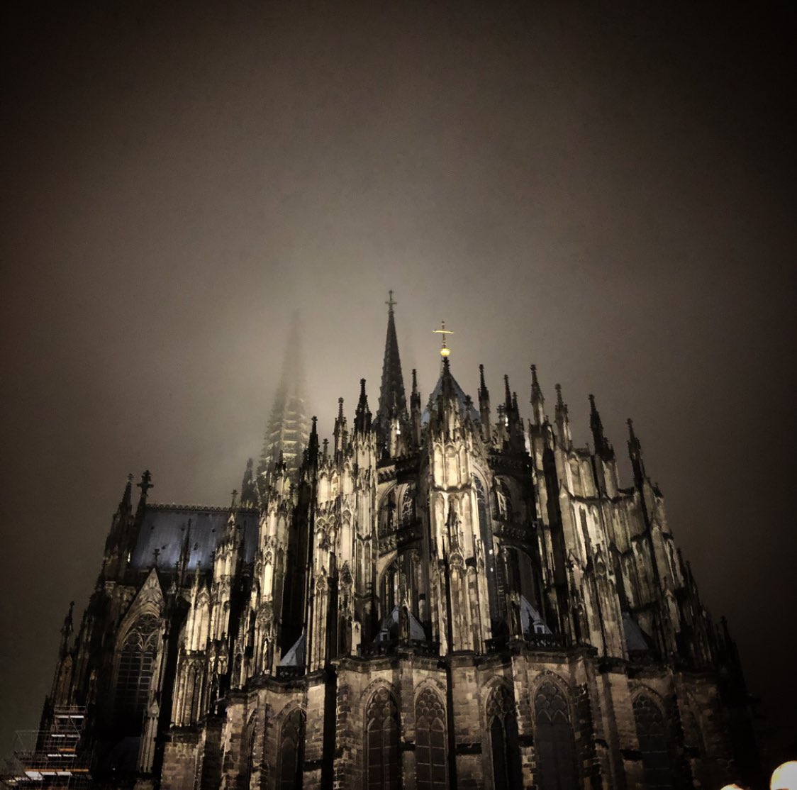 Heute gibt es mal ein Foto vom #KölnerDom, der mit 157m das zweithöchste Kirchengebäude in #Europa ist. 

#köln #cologne