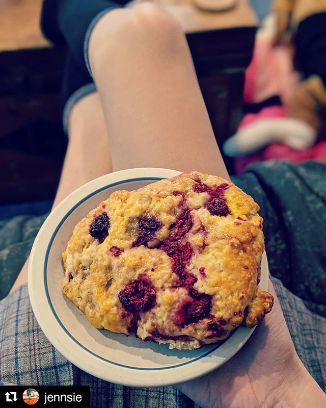 LibrarianArt's tweet photo. Content curated by #Cameralibrarian
#LibrarianFashion  #librarianwardrobe  #whatthelibrarianwore  #librarianstyle  #librarianlook  #fashionlibrarian 
#librariansofinstagram
@jennsie
・・・
Being a grownass woman means I can eat a scone the size of my he… https://t.co/iyB2ipIy3h https://t.co/gjBnszOoaw