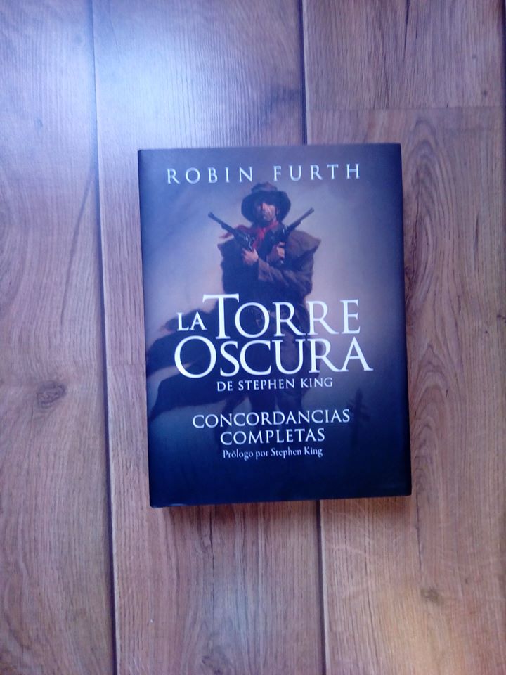 MayoGaldos's tweet photo. Copia número 61 (19 al revés) de 'La torre oscura. Concordancias completas'. Más que un libro es una enciclopedia, no solo por tamaño, también por datos. ¡Y firmada por la autora! @rdlm_king #stephenking #robinfurth #concordancias #latorreoscura https://t.co/M4mZovzemp