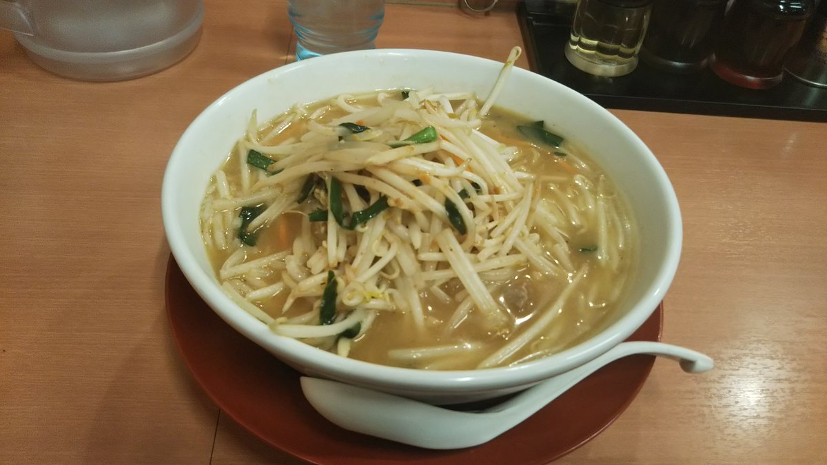 Cuz 来月こそバケーション على تويتر さーむーいー夜だーかーらー 味噌ラーメン 5がしみじみとおいしい 二郎よろしく 天地返し をキメて先に麺を食べると もやしの水分と味噌の塩分がベストマッチの ご機嫌な野菜スープのお出ましなのだ 日高屋アライさん