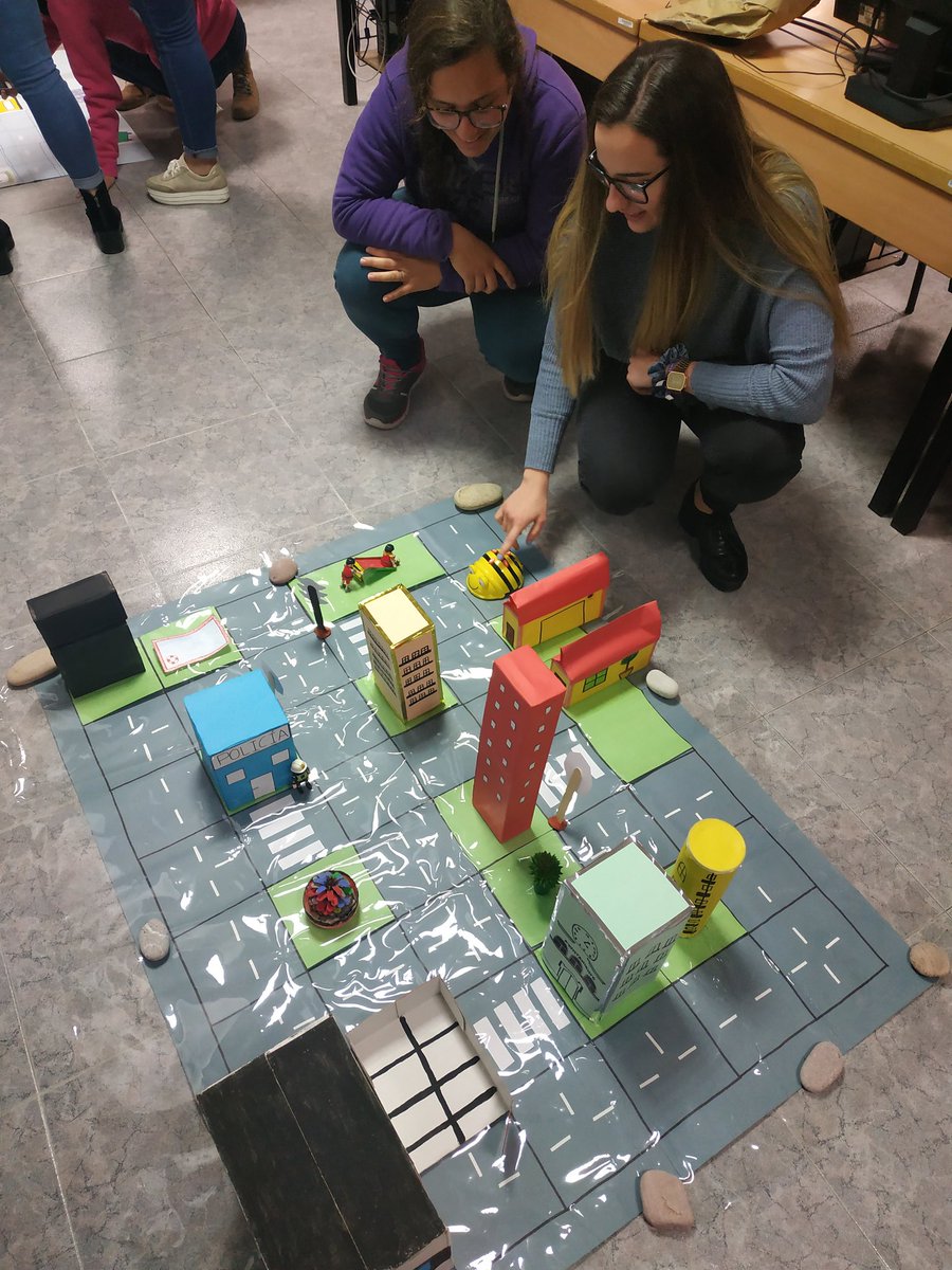 AndreaaUJI's tweet photo. Nuestras compañeras han estado probando nuestro proyecto de realidad aumentada, esperamos que os haya gustado!!! 💪🏼💪🏼 #MI1013A https://t.co/P0IdJc9su2