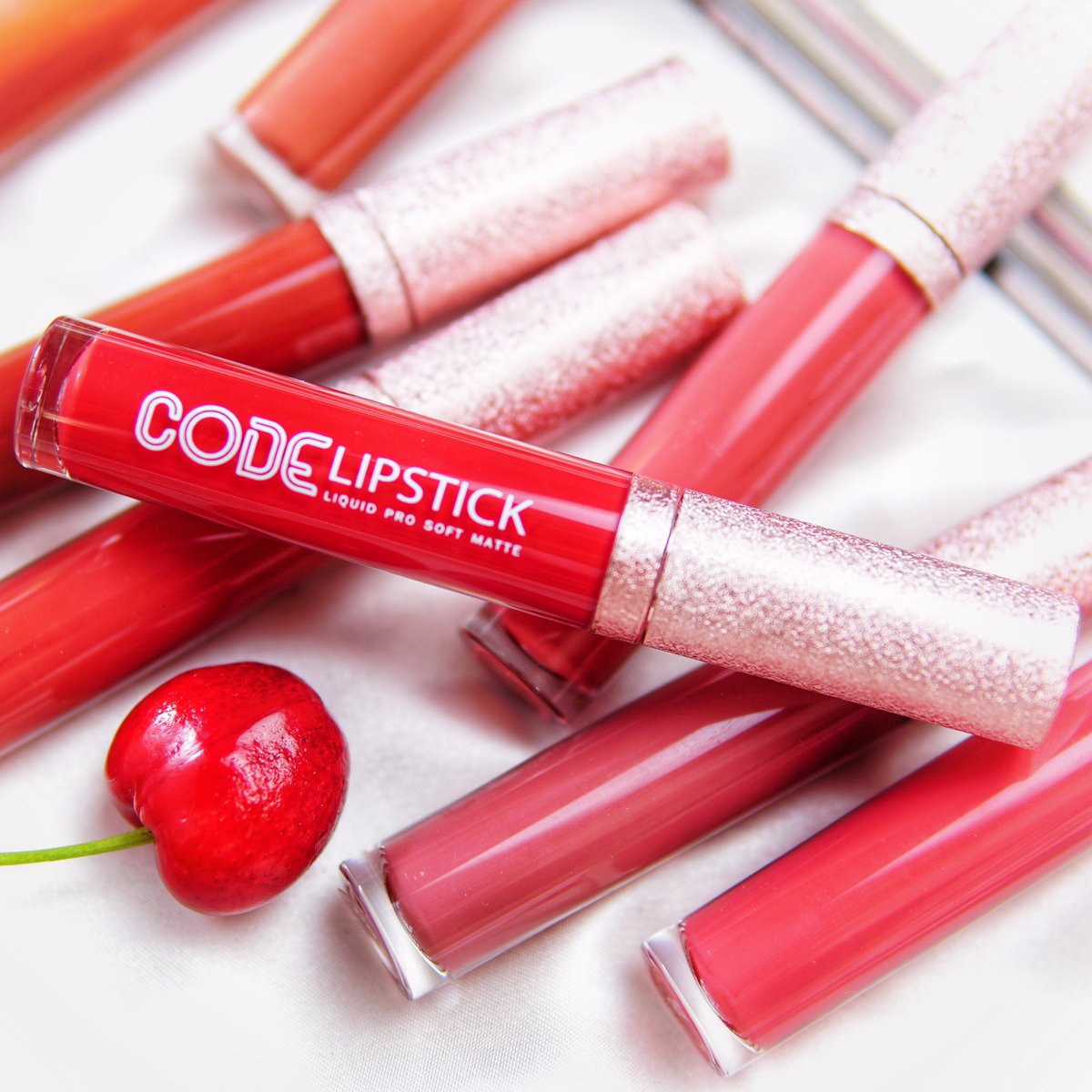 IamMaesabai's tweet photo. CODE Lipstick Liquid Pro Soft Matte แท่งสวยดี เนื้อลิปเป็นลิควิดลิปสติกเนื้อเบาบางแต่สีชัด หอมหวานๆเหมือนขนม เห็นบอกว่า Soft Matte แต่เอาจริงๆแมตมากเลยจ้า โทนสีมีครบแต่สีจะไม่จัดจ้านมาก ออกตุ่นๆอยู่หลายสี แท่งละ 129 บาทเท่านั้นเอง
#ไว้รีวิวห้ามขายของโว้ยย
#CodeLiquidProSoftMatte https://t.co/PtEuYBucMj