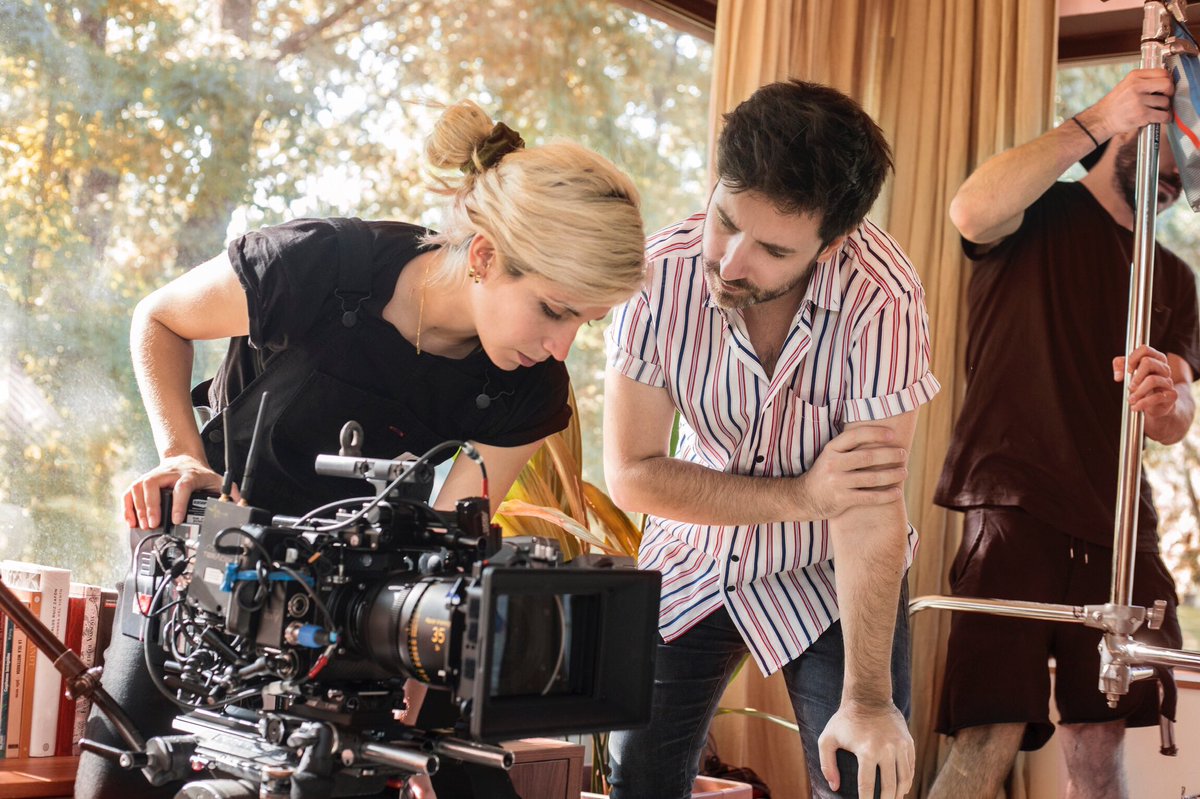 DavidVelduque's tweet image. Una sabia me anunciaba que 2018 iba a ser un año de transformación. Y no se equivocó. Tres proyectos me han ayudado a creer en mí y me han hecho entender lo afortunados que somos los creadores.

🦂ESTIGMA
🦅ANIMAL
🗝IN BETWEEN

Gracias, gracias.

🙌🏻 Por un 2019 lleno de cine 🙌🏻