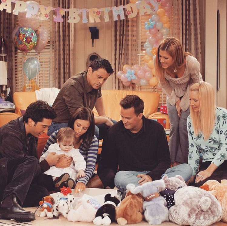 chandlerfr1ends's tweet photo. Estaba viendo Friends anoche y Ross estaba filmando una cinta para el cumpleaños de Emma número 18 y Chandler dice “Hola Emma, es 2020. ¿Te has despertado de tu siesta?” Y acabo de darme cuenta que 2020 ES EL PRÓXIMO AÑO. Emma tendrá 18 EL PRÓXIMO AÑO. https://t.co/7nyIojz69o