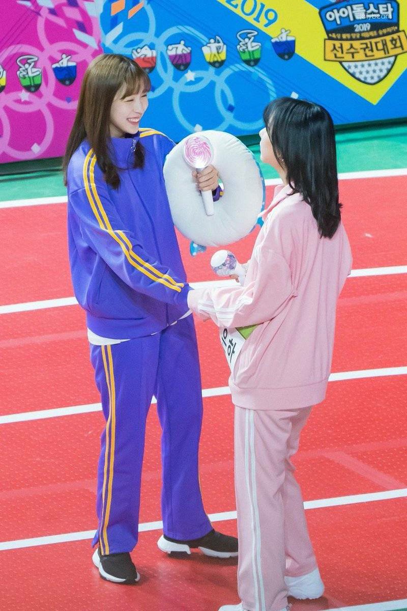 Wowkorea 韓流ドラマk Pop V Twitter Twice ミナ Gfriendウナ 仲良しすぎて手がつながる Twice の韓流live T Co 57cpnzodfp