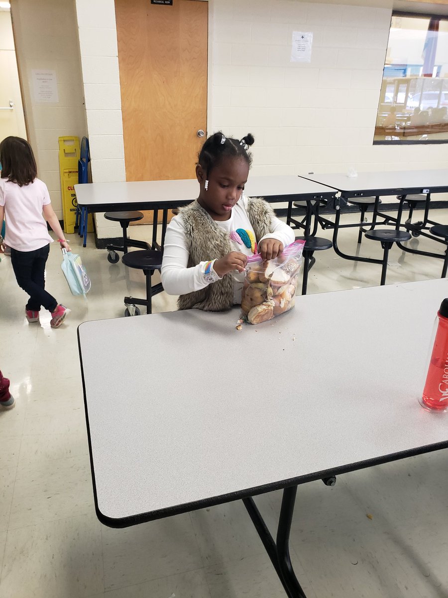 danawatson27's tweet photo. 1st graders doing a taste test as an introduction to our Food Waste unit! @ECGlobalElem #thewonkycarrot https://t.co/QtxKMjUT5X