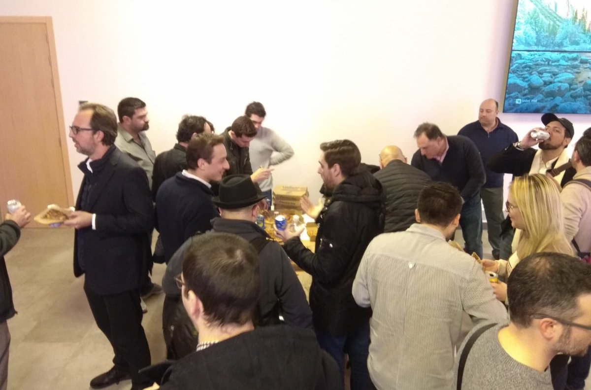 coitta_aagit's tweet photo. Ya ha finalizado en 5° #TOKENOMICS. Gracias a los que nos habéis acompañado esta tarde.  ¡Esperamos volver a veros en la próxima edición! Gracias @tknspain @PoloDigitalMLG @vicente_o @bit2me @Synapsebot_com 👏🏼😊 hora del #networking 🍕🗣🗣 https://t.co/jD3XBD8O2C