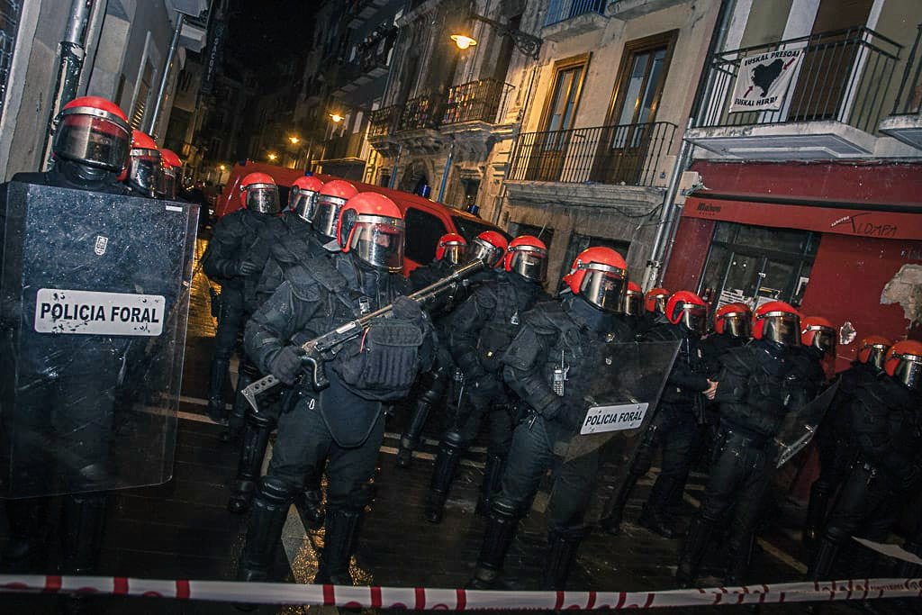 RedAZSarea's tweet photo. Nuestro barrio sigue ocupado policialmente y se siguen produciendo cargas tanto de la Policía Nacional como de la Foral. Exigimos de nuevo su retirada inmediata, así como responsabilidades por la violencia ejercida contra los vecinos y vecinas.
¡Dejad el Casco Viejo en paz! https://t.co/Xo8Ayipmkg
