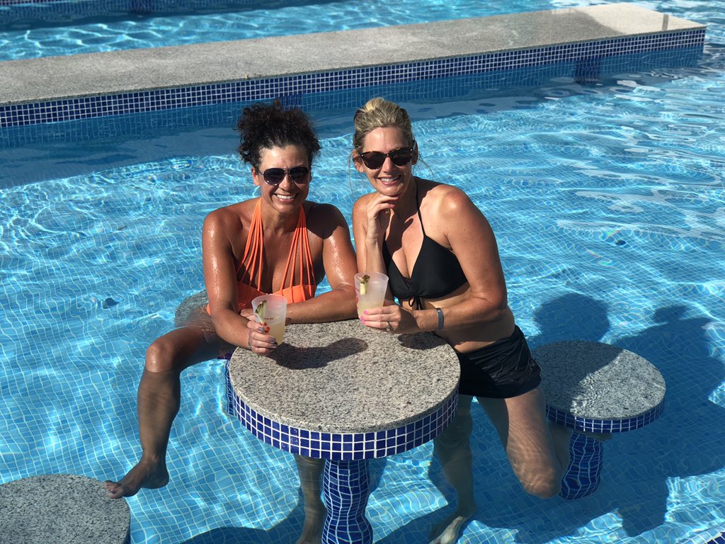 EVOKEFitness's tweet image. Last day of 🌞 and 🍹#cabofun