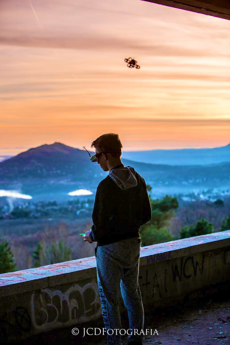 jcdfotograf's tweet photo. #ComparteTuAtardecer
Disfrutando de ver a Pablo hacer burguesías con el #dronecarreras por los interiores del Hospital abandonado de La Barranca.
Picos de 100km/h esquivando columnas y pasando de un piso a otro....brutal #trianglefpv .
#1DxMarkII https://t.co/Vae0iS3PTU