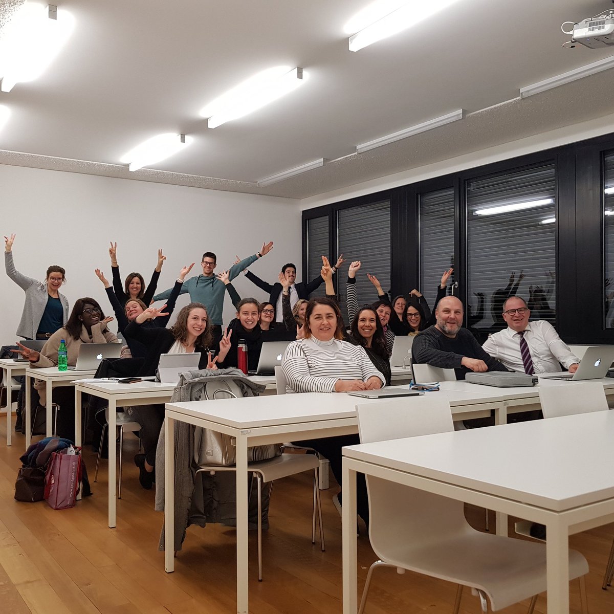 laura_monney's tweet photo. C'est la classe ! Et plus particulièrement, celle de la HE-Arc #Neuchatel 😉 
Des futurs généralistes en médias sociaux qui apprennent avec le sourire et la souris 😁🖱... #MyCMLife
#socialmedia #communitymanager  #formation #socialmediatips #Hegarc #gmeshegarc @Haute_Ecole_Arc https://t.co/QxjBLDv3ei
