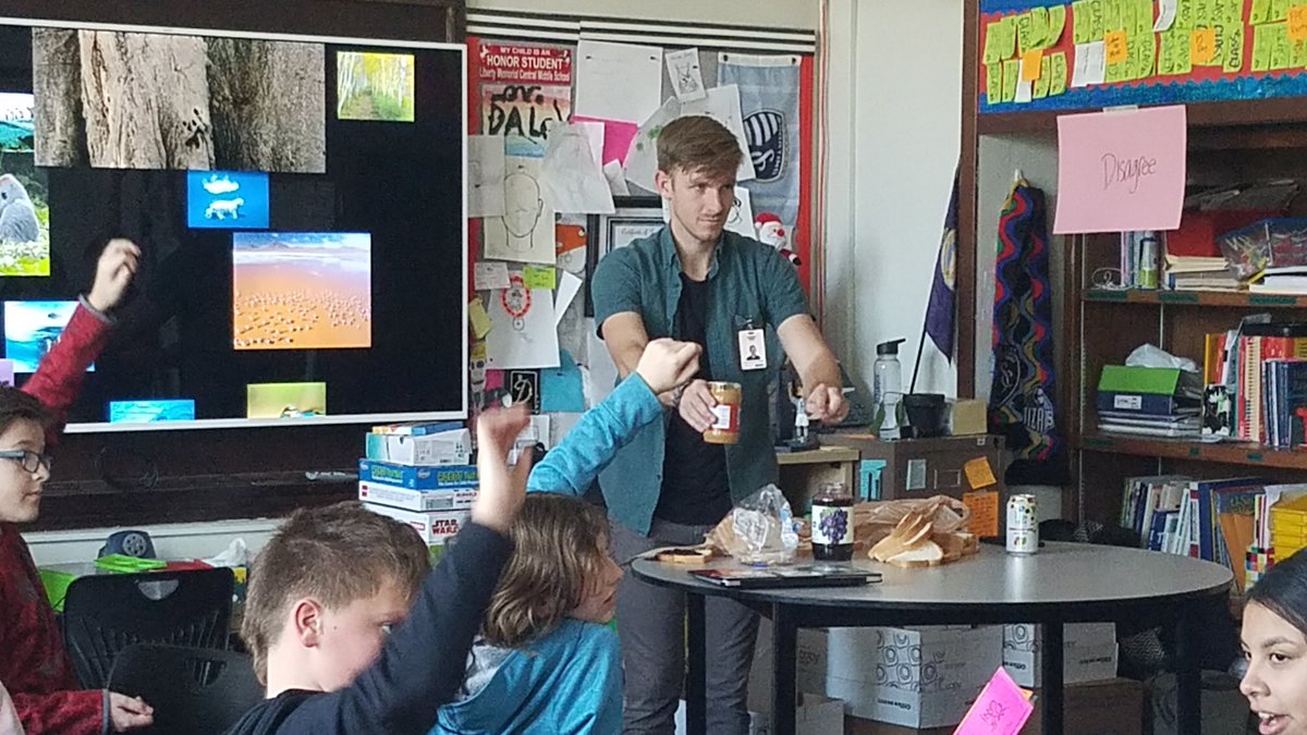 MrDaleyLeads's tweet image. #KidCoders helped me #code a PB&amp;amp;J sandwich! Mr. Daley-Bot only listened and followed precise and exact instructions. After ripped bags, dropped bread, and fists full of jelly we made a delicious, messy sandwich! #STEM #TLAP #LLAP #WLRiverhawks #AllStudentsOneTeam 🥪👾📟