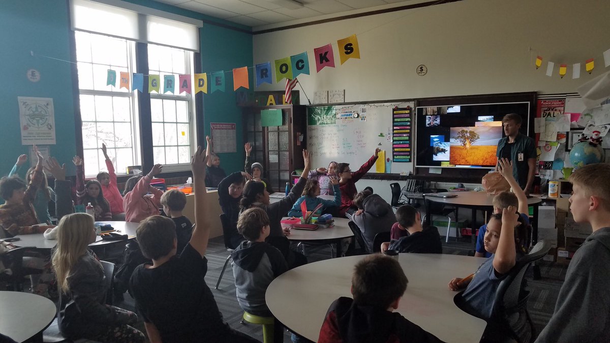MrDaleyLeads's tweet image. #KidCoders helped me #code a PB&amp;amp;J sandwich! Mr. Daley-Bot only listened and followed precise and exact instructions. After ripped bags, dropped bread, and fists full of jelly we made a delicious, messy sandwich! #STEM #TLAP #LLAP #WLRiverhawks #AllStudentsOneTeam 🥪👾📟