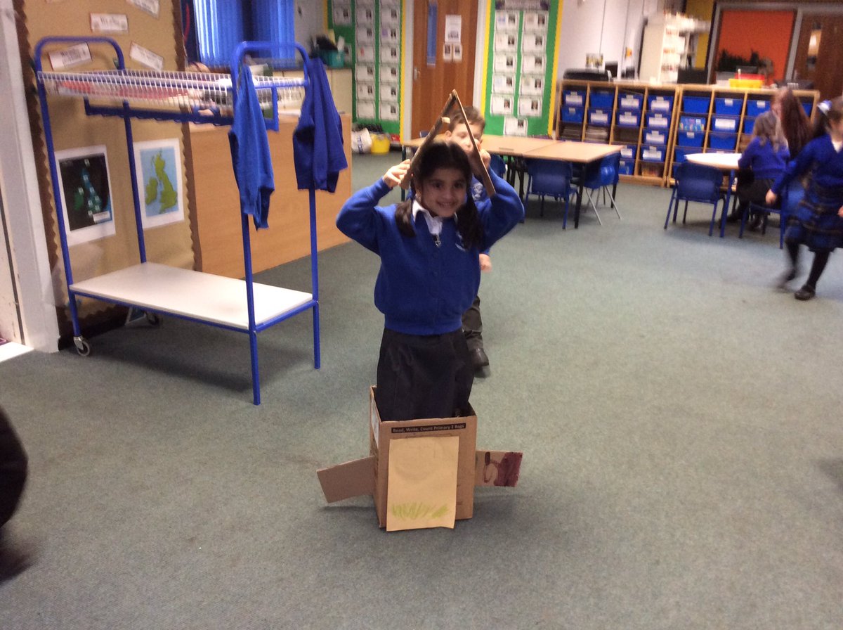 EyoMrsmcp's tweet image. L makes a rocket ship from a box. She says it will take her to “space and the moon”, she’ll find “aliens,friendly aliens that will play”, “In space the is no gravity, you jump and float about”, “today I am a rocket astronaut”. #itsneverjustabox #playandlearning