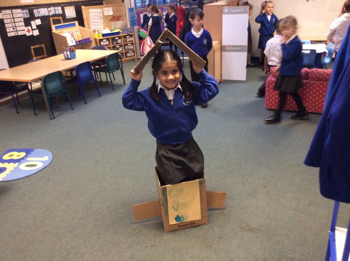 EyoMrsmcp's tweet image. L makes a rocket ship from a box. She says it will take her to “space and the moon”, she’ll find “aliens,friendly aliens that will play”, “In space the is no gravity, you jump and float about”, “today I am a rocket astronaut”. #itsneverjustabox #playandlearning