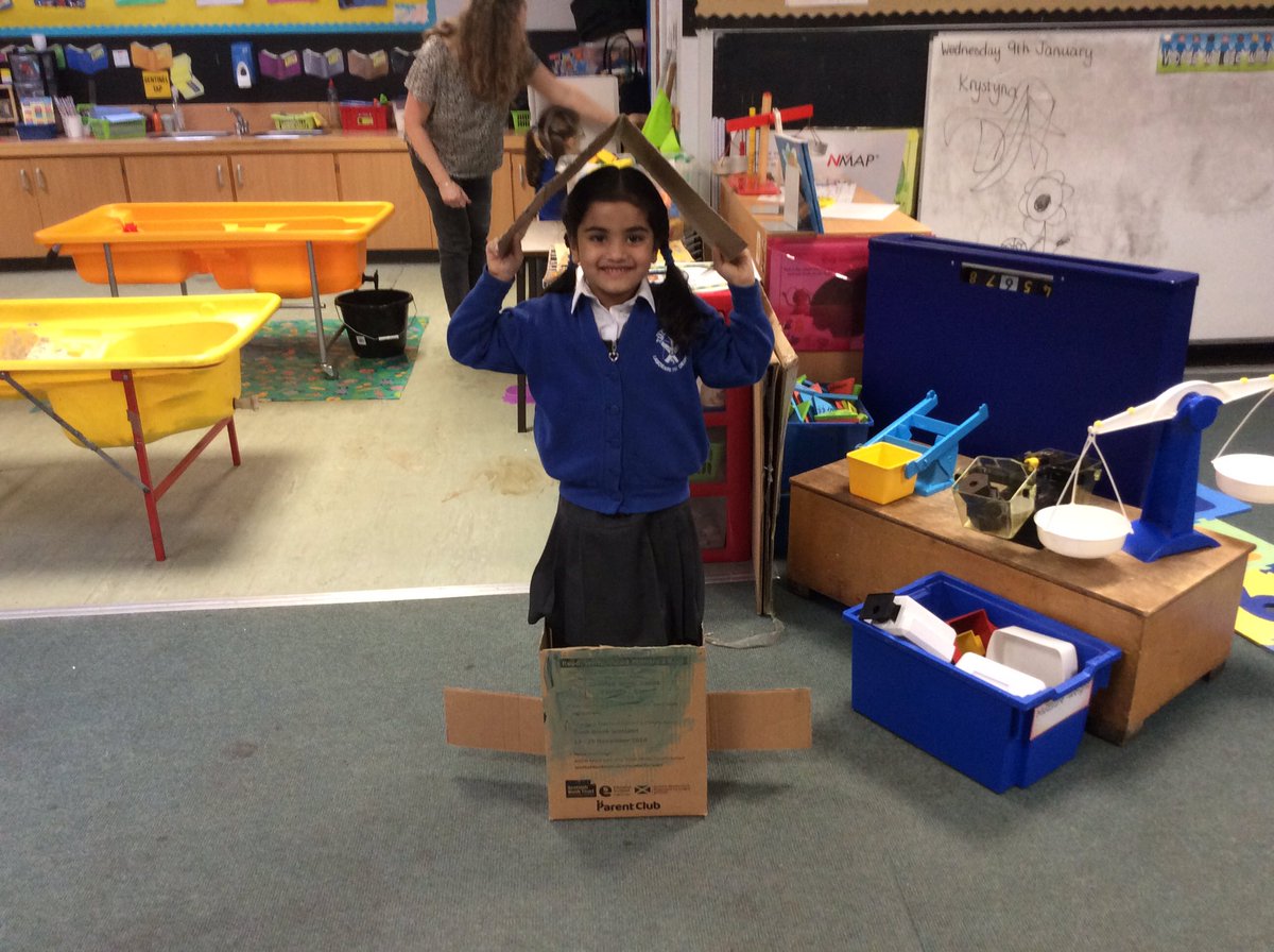 EyoMrsmcp's tweet image. L makes a rocket ship from a box. She says it will take her to “space and the moon”, she’ll find “aliens,friendly aliens that will play”, “In space the is no gravity, you jump and float about”, “today I am a rocket astronaut”. #itsneverjustabox #playandlearning