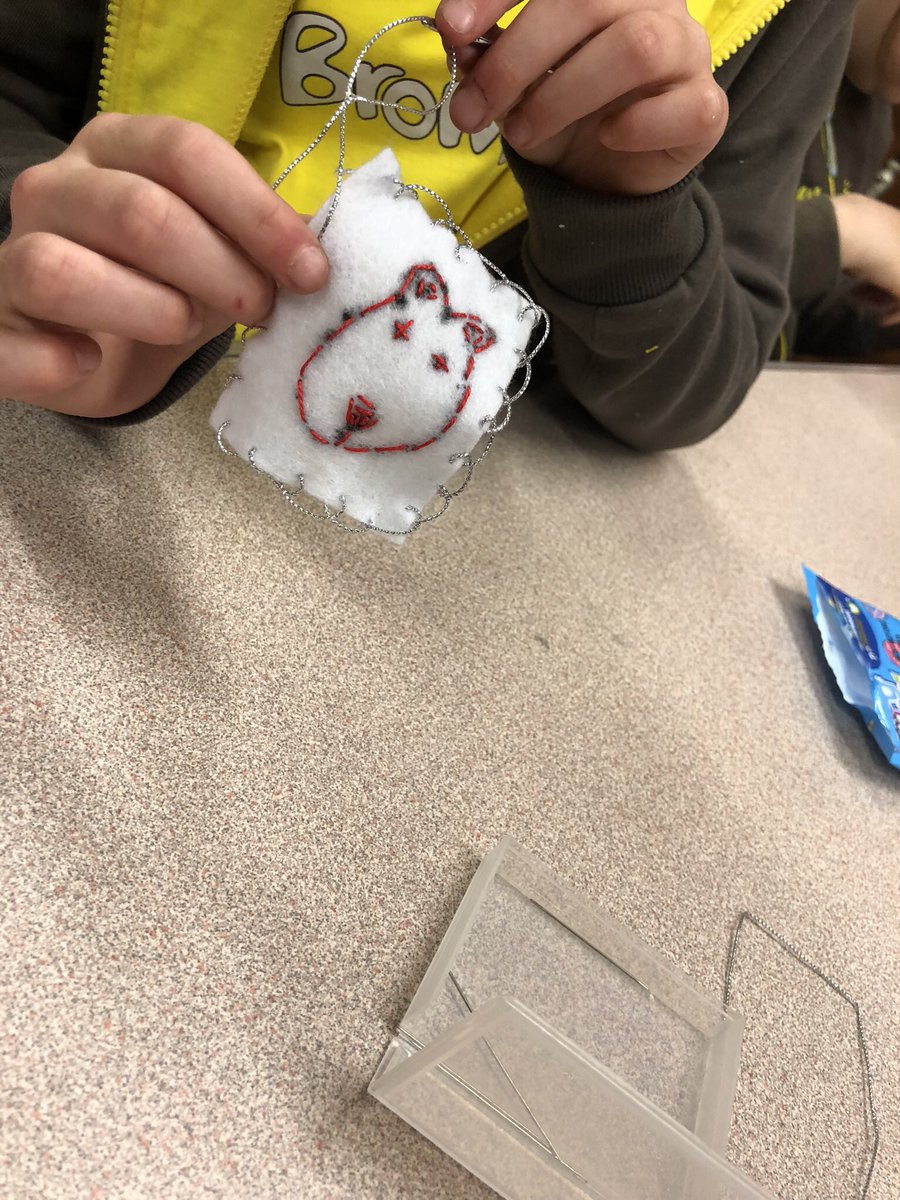 ShedfieldBrown1's tweet photo. @ShedfieldBrown1 @Girlguiding #expressyourself #stitchupyoursix #Rabbitsix #Badgersix #badges
Great effort from all the Brownies doing a tricky UMA, and thank you to our extra pairs of hands tonight https://t.co/VMfvSw4eWA