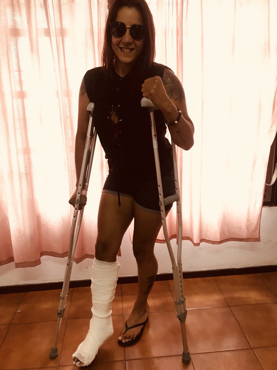 pantherfarias's tweet photo. A pesar de lo que me toca vivir a dos meses de mi revancha por el título del mundo ! una sonrisa positiva! Fractura de tibia y peroné ,tengo q operarme! pero con una buena rehabilitación estaré de nuevo arriba de un cuadrilátero con un único objetivo recuperarlo !!  @WBCBoxing https://t.co/DLTmVQkW4U