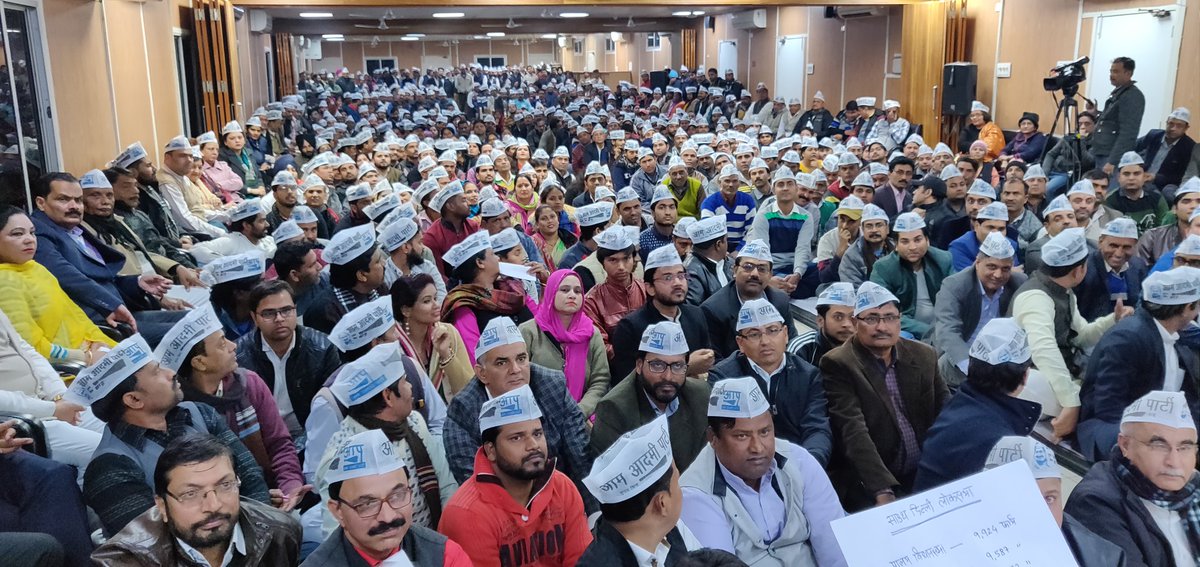 AapKaGopalRai's tweet photo. दक्षिणी दिल्ली लोकसभा के @AamAadmiParty कार्यकर्ताओं की लोकसभा चुनाव तैयारी के लिए @ArvindKejriwal जी के साथ तैयारी बैठक । @raghav_chadha https://t.co/LIbEuMgH86