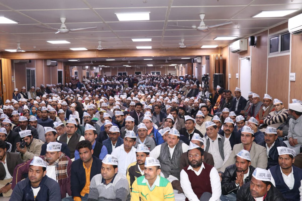 AapKaGopalRai's tweet photo. दक्षिणी दिल्ली लोकसभा के @AamAadmiParty कार्यकर्ताओं की लोकसभा चुनाव तैयारी के लिए @ArvindKejriwal जी के साथ तैयारी बैठक । @raghav_chadha https://t.co/LIbEuMgH86