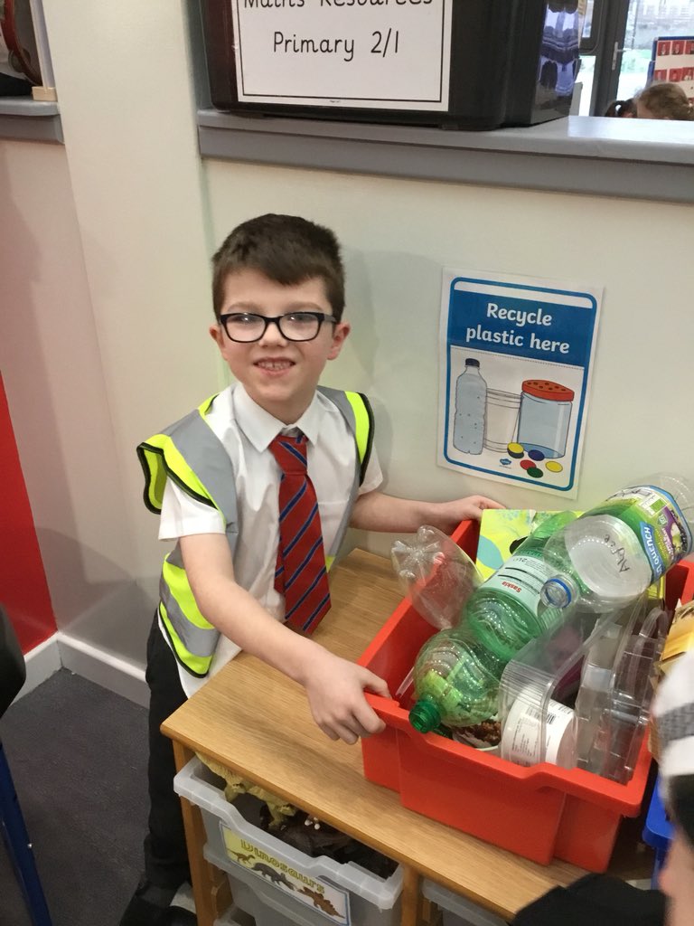 BargarranPS's tweet photo. P1 and P2 are learning about the importance of recycling and the dangers we are facing with too much plastic in our oceans for their Global Goals topic. π#bargarranrightsrespecting #lifebelowwater #ecoschools #learningtorecycle https://t.co/FBuPseLQqf