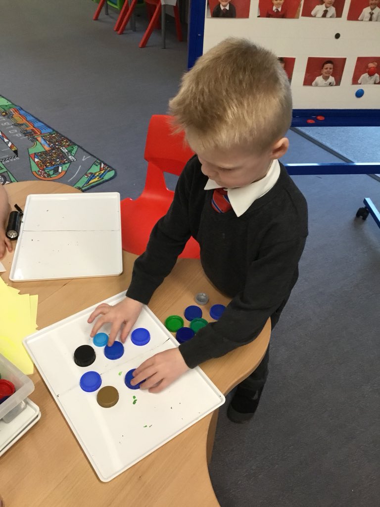 BargarranPS's tweet photo. P1 and P2 are learning about the importance of recycling and the dangers we are facing with too much plastic in our oceans for their Global Goals topic. π#bargarranrightsrespecting #lifebelowwater #ecoschools #learningtorecycle https://t.co/FBuPseLQqf