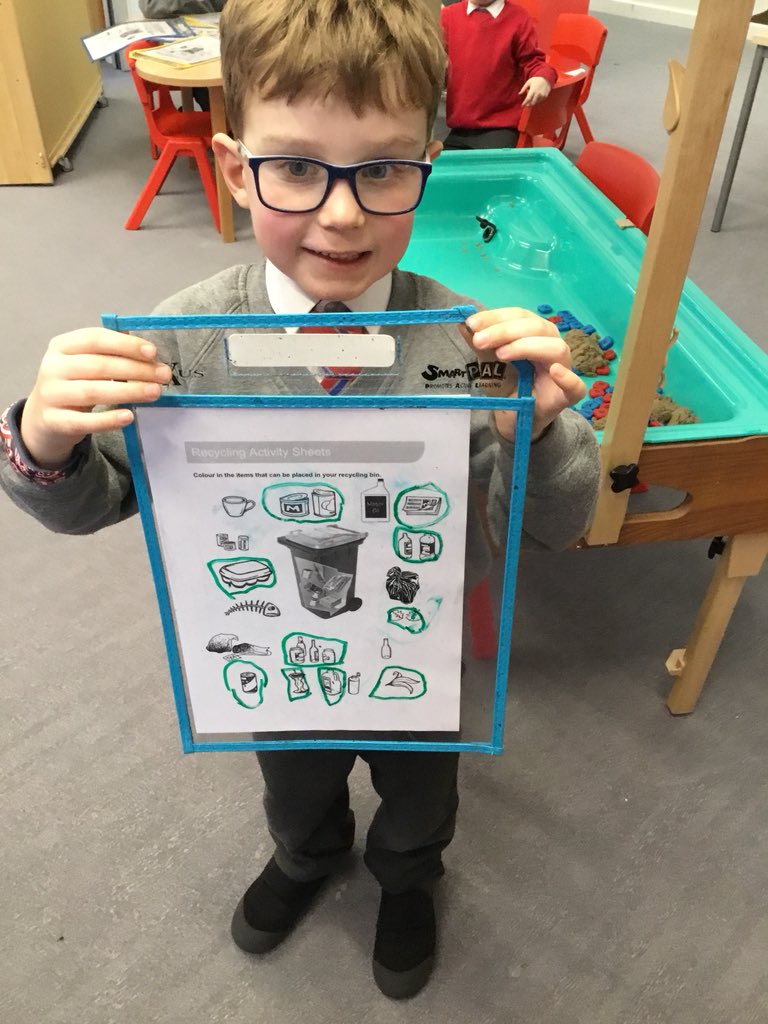 BargarranPS's tweet photo. P1 and P2 are learning about the importance of recycling and the dangers we are facing with too much plastic in our oceans for their Global Goals topic. π#bargarranrightsrespecting #lifebelowwater #ecoschools #learningtorecycle https://t.co/FBuPseLQqf