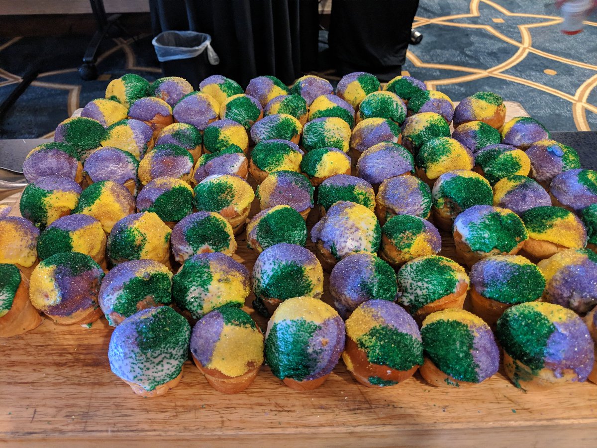 pullarius1's tweet image. Mini king cake snack break at  #LSCITCon @lsctweets