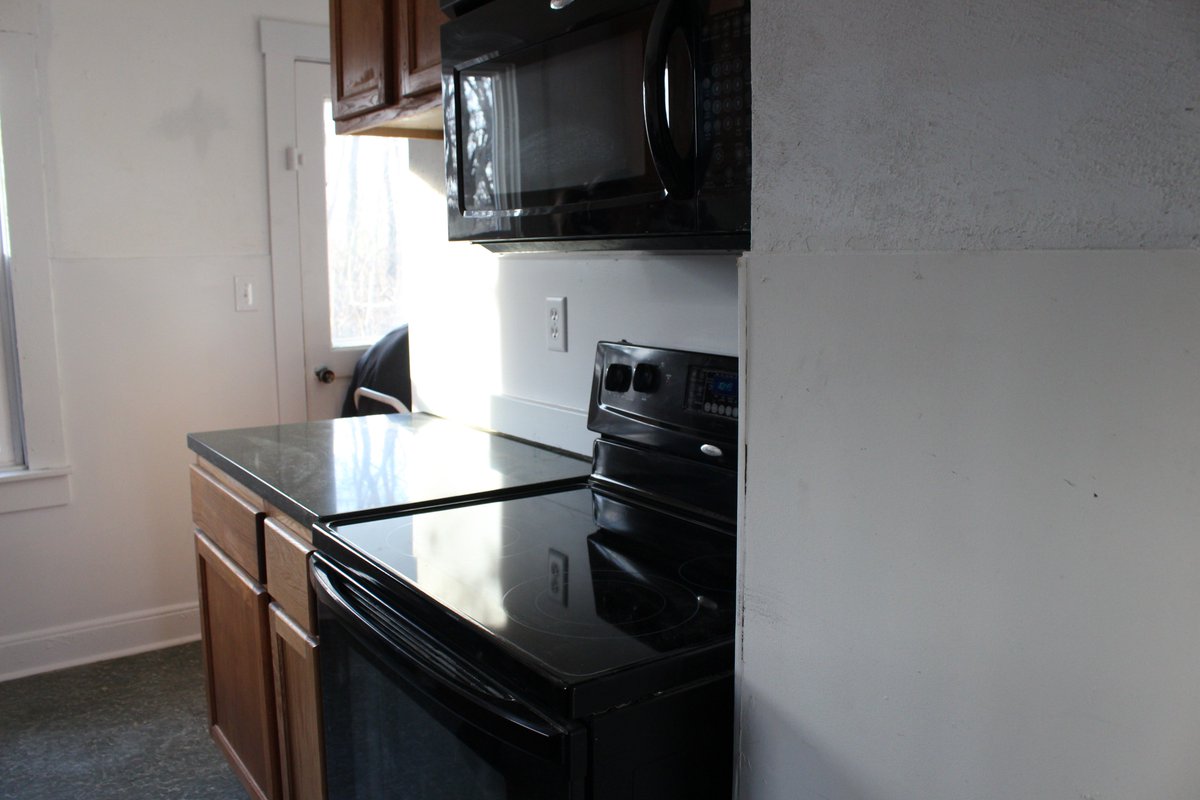 SELF_helps's tweet photo. #TBT: SELF's Housing team and volunteers have been working on renovating this house in Middletown since 2017 and it shows! Just look how many people it took to make that kitchen so spotless! Soon this home will be sold to a low-income family at an affordable price. #SELFhelps https://t.co/nmF8vw51vi