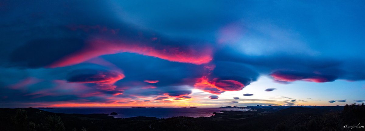 meteofrance's tweet photo. #HeyMeteoFrance 📸😀Photo N°2 : Un coucher de #soleil sur la rade d’Hyères digne d'un film de science-fiction ! #lenticulaires #Var.
Par @sr_prod, le 9 janvier. [2/3] https://t.co/dYafeWNsk9
