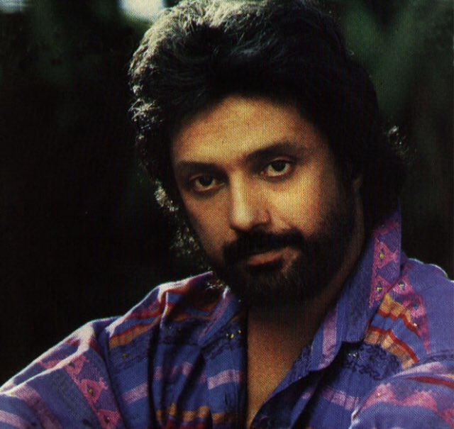 AvashSalari's tweet image. هميشه دوست داشتم يه روز تو كنسرت #استاد_داريوش حضور داشته باشم اما خونمون تا تالار وحدت خيلي فاصله داره 😔#9march