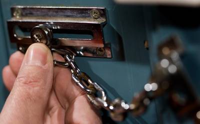 Politie in Harderwijk waarschuwt voor babbeltrucs na gelukte babbeltruc bij inwoner: De politie in Harderwijk heeft meerdere meldingen binnengekregen van mannen die van deur naar deur gaan in seniorencomplexen aan de Vondellaan in Harderwijk. Een bewoner… dlvr.it/QwNtmP