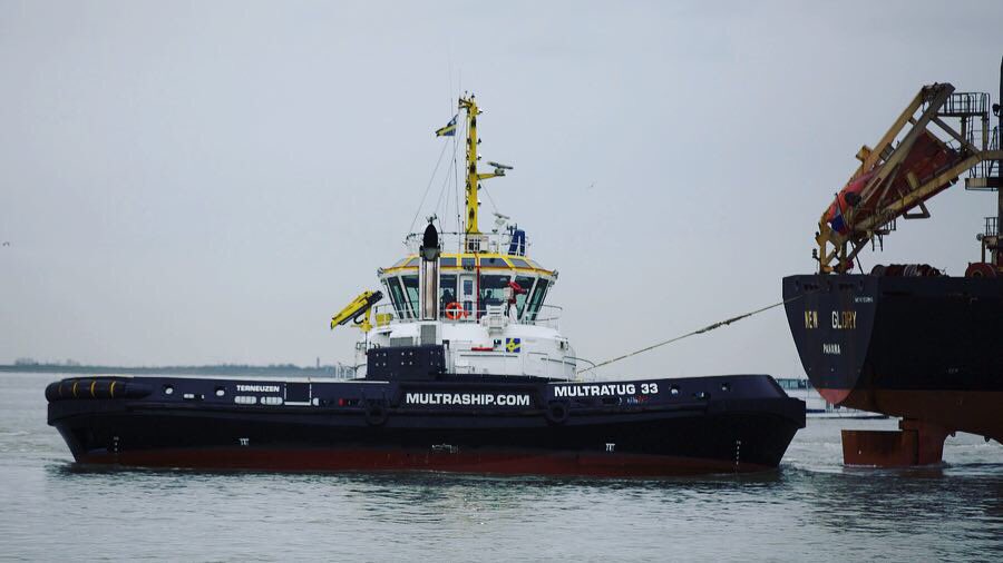 Multratug Rave MULTRATUG 28, MULTRATUG 33 and MULTRATUG 22 assisting the GLORY from ...