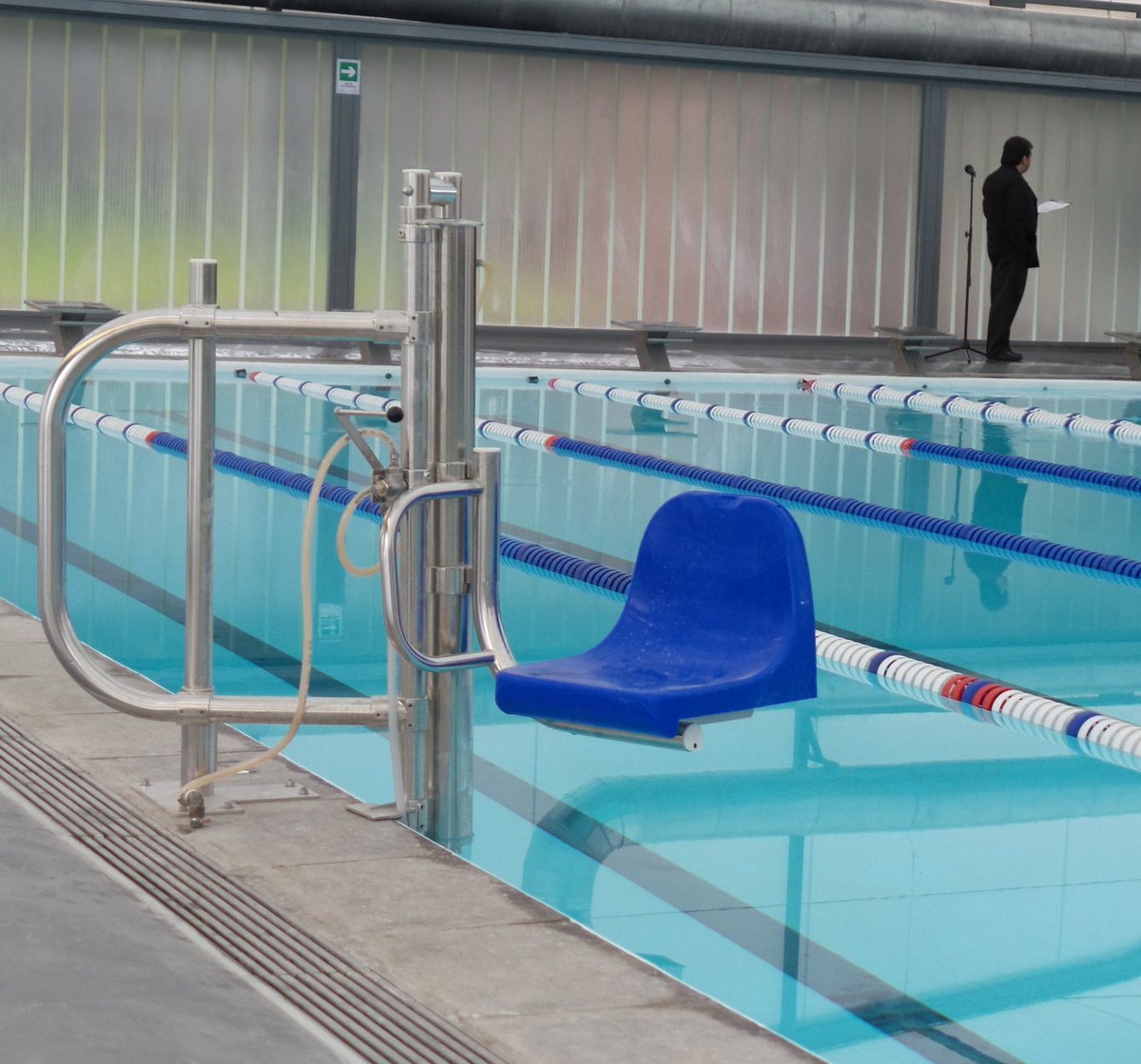 ciudadaccesible's tweet photo. Necesitamos datos!! ¿Quién conoce piscinas municipales que tengan elevadores para ingresar al agua como el de la foto? Conocemos las de Maipo y Vitacura. Nos ayudan con más datos? https://t.co/RLqEXFtr5R