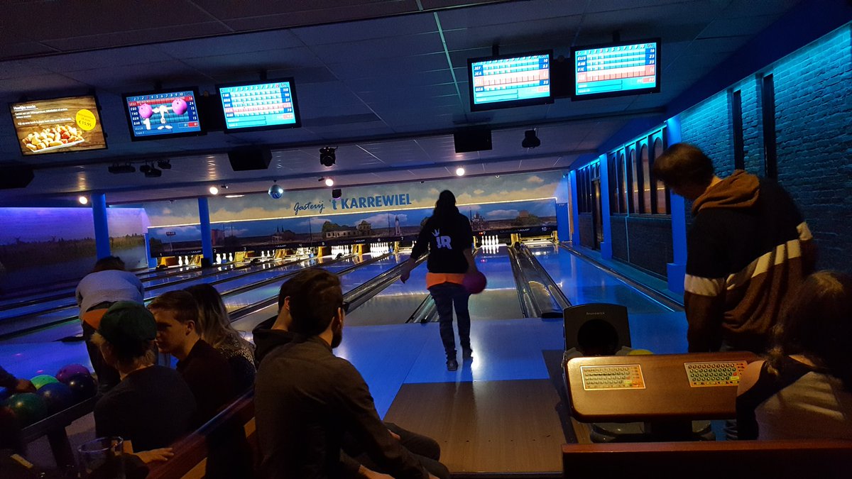 Jongeren van #jongdoetmee! Haaglanden na jaar meedenken en overleg over jeugdbeleid nu ontspanning met bowlen en etentje #jsoadvies