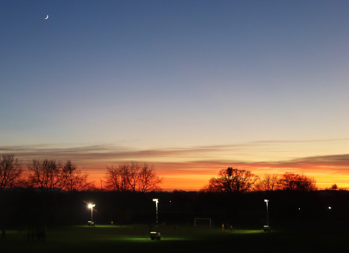 ellesmerecoll's tweet photo. The view of the sunset from the @ellesmerecoll Terraces last night was stunning! What an evening for the @EllesemereIhm training session with @ihmfootball under the spotlights!
#Sunset #LifeAtEllesmere #FootballAcademy https://t.co/Ldx4bIXPHf