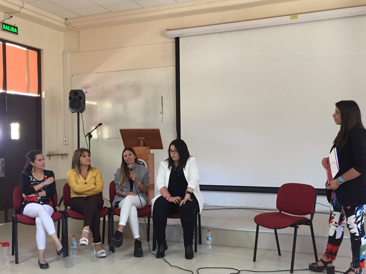 En panel de “¡Mujeres que la hicieron!” De #FenixFest, las expositoras dialogan con los asistentes acerca de la importancia de la constancia, el esfuerzo, y “creerse el cuento” para emprender e innovar 🙌🏻💪🏻😎 <a href="/userena/">U. de La Serena</a>