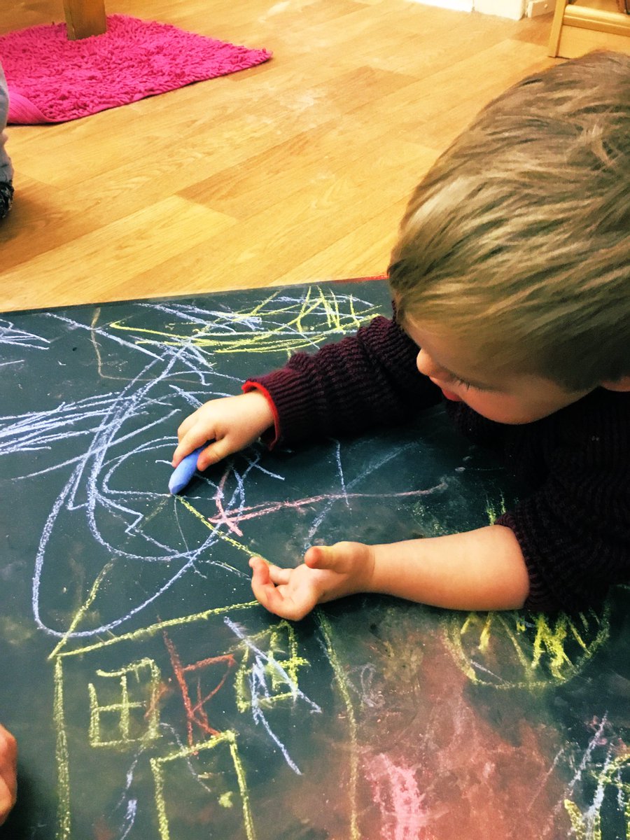 snapgrosvenor's tweet photo. Toddlers have been experimenting with colour using the chalks on the black paper today #burstsofcolour #drawing #expressiveartsanddesign #makingmarks #experimenting https://t.co/nEHZtZdGBl
