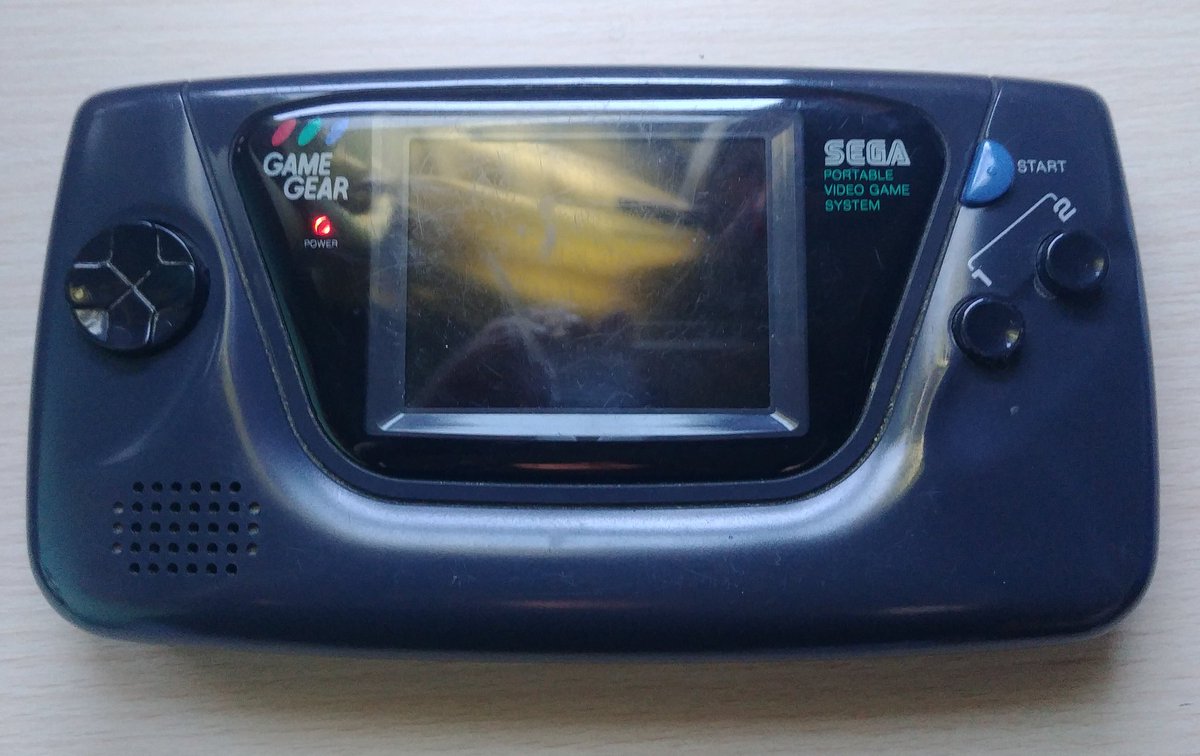 PatriVallekas97's tweet photo. Lo que una se encuentra haciendo limpieza, menudas reliquias jaja xD
#reliquiaconseguida #GameBoy https://t.co/ca03zIZavc