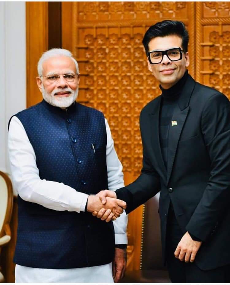 SanskaariMemes's tweet image. Pic 1 : #KoffeeWithKaran.    
Pic 2 : #WaterWithKaran