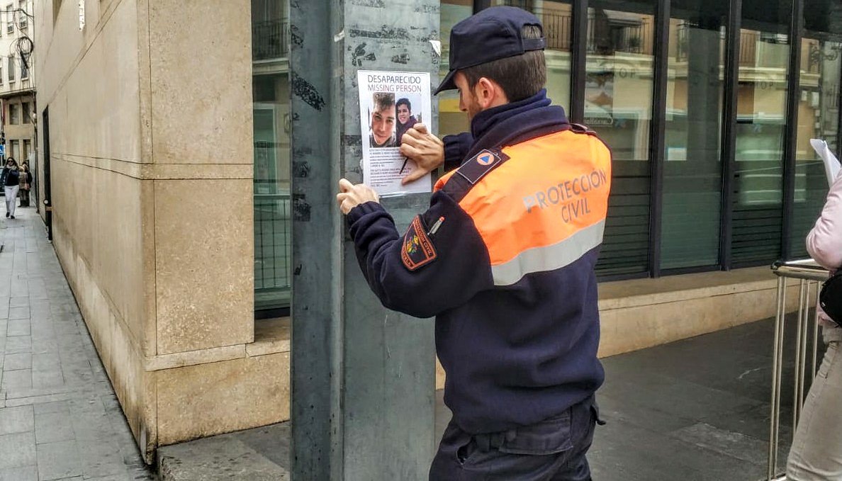 EmergenciasOri's tweet photo. Desaparición en #OrihuelaCosta:

Tras varios días de intensa búsqueda aérea y terrestre por parte de efectivos de seguridad y emergencias, pasamos a una fase de búsqueda más amplia a lo largo de todo el municipio de #Orihuela y alrededores, focalizada en la difusión de carteles. https://t.co/rxpfTNygqC