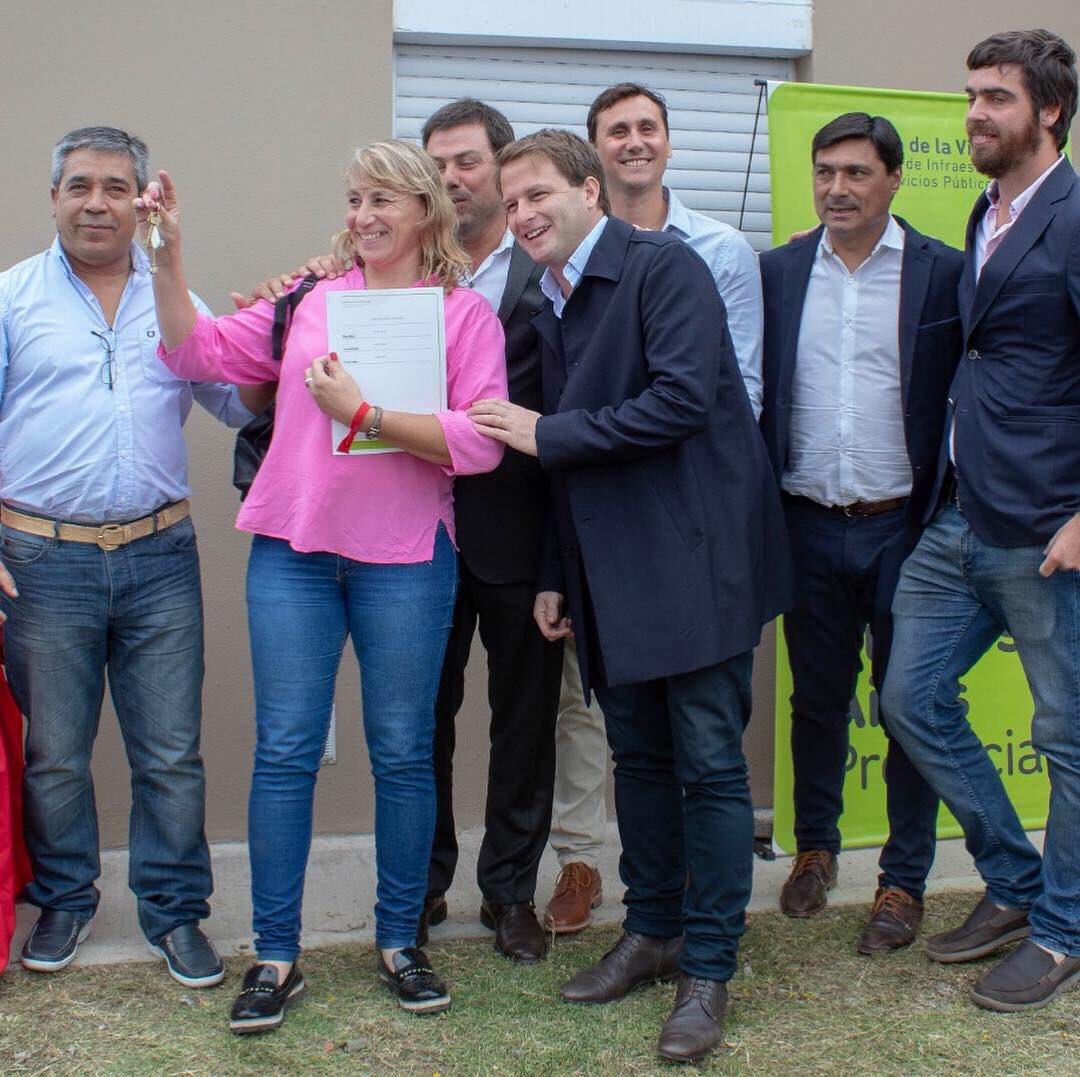 AlexCampbellOK's tweet photo. Entrega de viviendas en @lasfloresmun junto al intendente @ramoncanosa @pabloansaloni #federicoalejandro @owenff13. En equipo cambiando la vida de los bonaerenses en cada lugar de nuestra provincia junto a @mariuvidal #HaciendoJuntos el sueño de la casa propia! 🏠 https://t.co/o9q8vOKv63