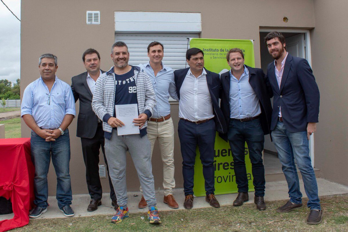 AlexCampbellOK's tweet photo. Entrega de viviendas en @lasfloresmun junto al intendente @ramoncanosa @pabloansaloni #federicoalejandro @owenff13. En equipo cambiando la vida de los bonaerenses en cada lugar de nuestra provincia junto a @mariuvidal #HaciendoJuntos el sueño de la casa propia! 🏠 https://t.co/o9q8vOKv63