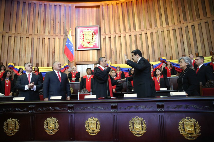 C/J <a href="/NicolasMaduro/">Nicolás Maduro</a>: "He cumplido con la Constitución, he jurado ante el pueblo seguir las riendas democráticas para un mejor futuro, he cumplido y seguiré cumpliendo con la Patria". #YoSoyPresidente