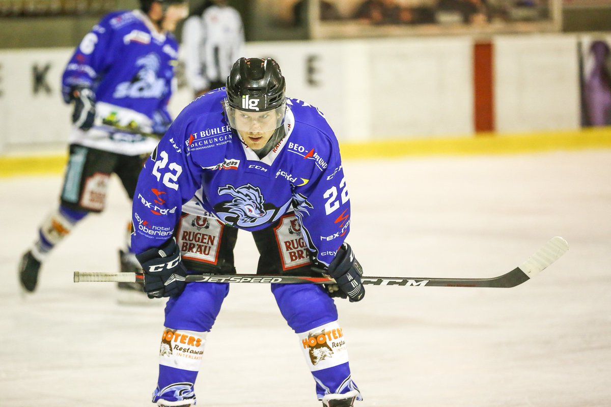 plattformj_ch's tweet image. 2:4-Niederlage gegen Vallée de Joux: Obwohl die Gäste nur etwas mehr als zwei Blöcke zur Verfügung haben, schafft der #SCUI den Sieg nicht. Die Frage, die sich Headcoach Reto Gertschen stellen muss: Wie ist das möglich? ow.ly/GsDQ30ngtIT