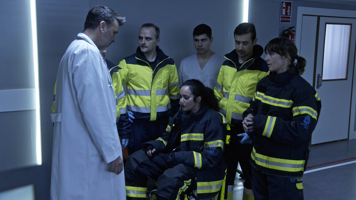 Comienza #Centromedico y Marga es una bombera novata que acude a urgencias por una aparente intoxicación de humo, pero Noemí, su compañera, cree que tiene miedo a los incendios. El Dr. Merino se hará cargo del caso. #tve #series #salud #tv